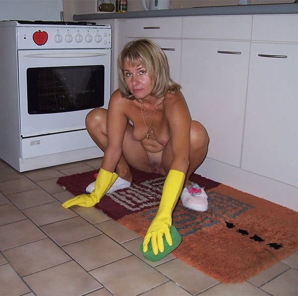 Русская женщина на кухне позирует голая 8 из 20 фото