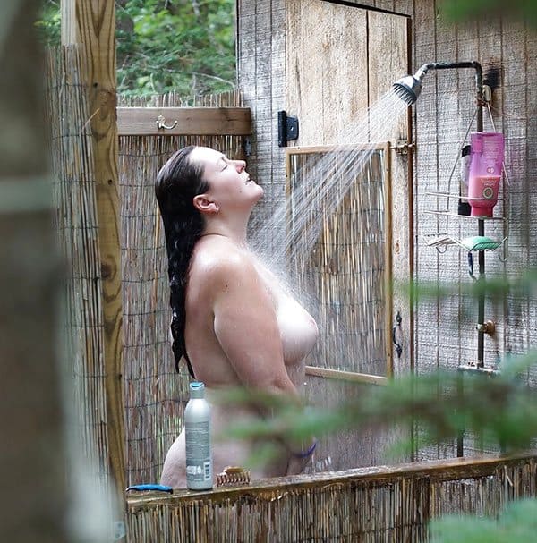 Подсмотренное женщина моется в дачном душе 2 из 10 фото