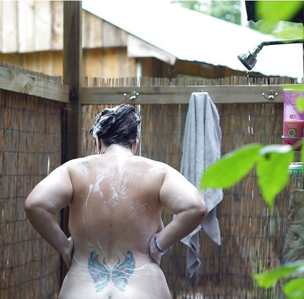 Подсмотренное женщина моется в дачном душе 4 из 10 фото