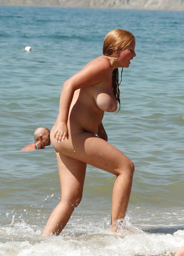 Подсмотренное молодая девчонка с огромными сиськами на пляже фото