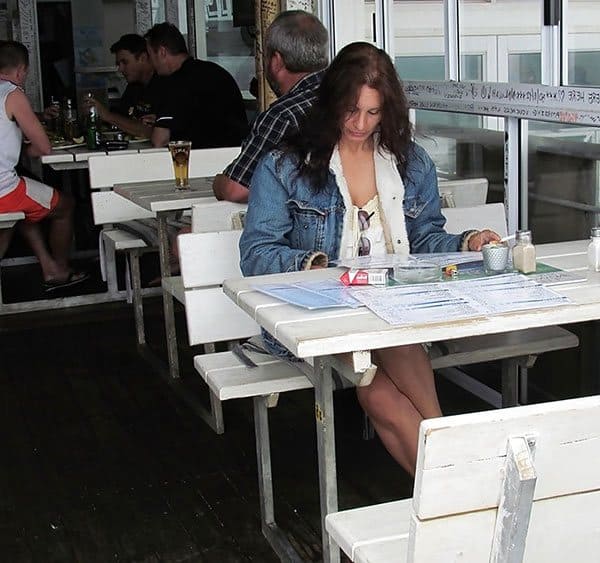 Женщина без трусиков под юбкой обедает в кафе 1 из 3 фото