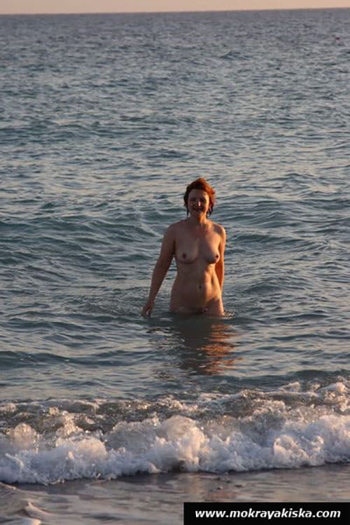 Девушка голышом на пляже