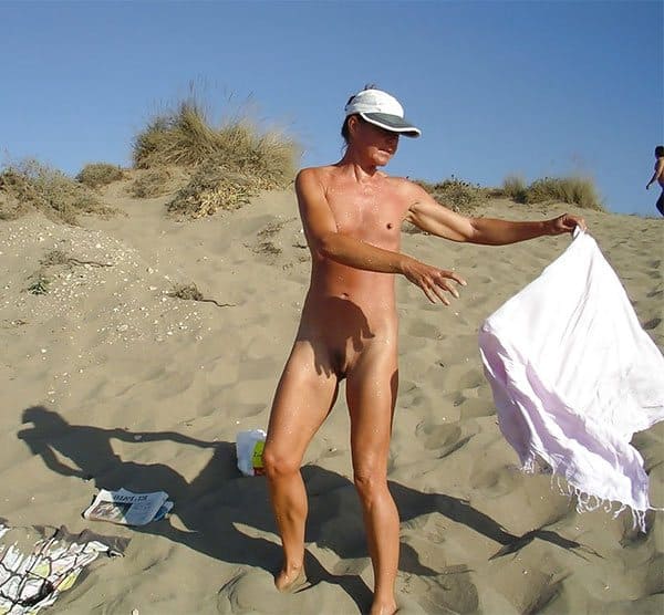 Голая нудистка писает на пляже 15 из 17 фото