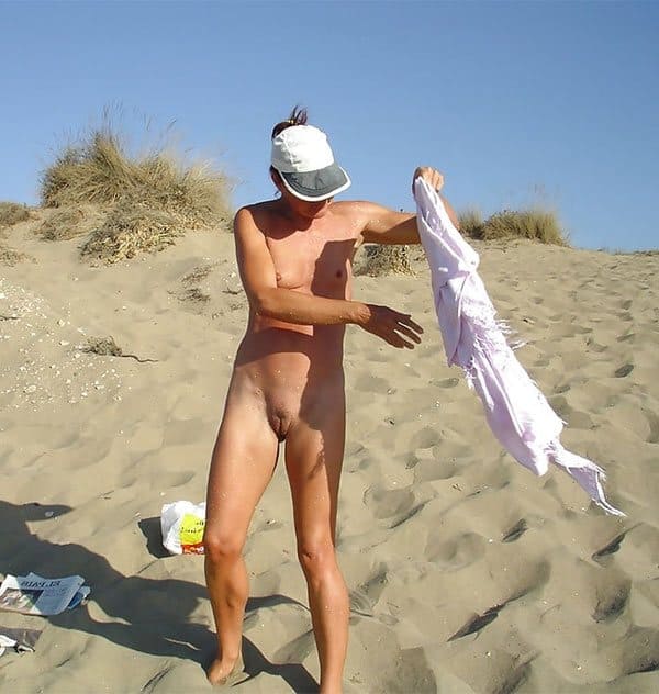 Голая нудистка писает на пляже 17 из 17 фото