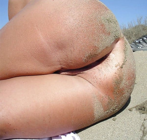 Голая нудистка писает на пляже 5 из 17 фото