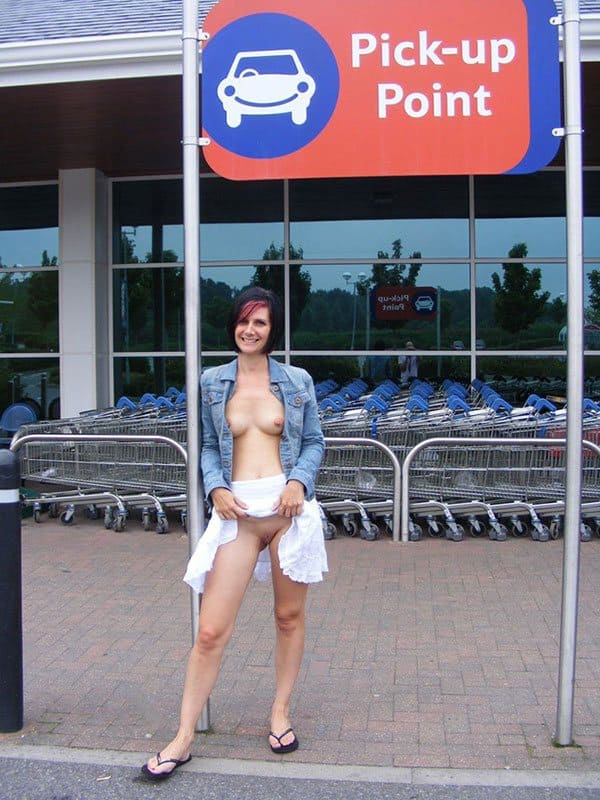 Голые девушки на парковке супермаркета 5 из 40 фото