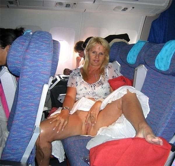 Голые девушки на борту самолета 4 из 40 фото