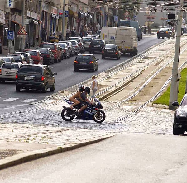 Голая девушка на спортивном мотоцикле прокатилась по центру города 12 из 43 фото