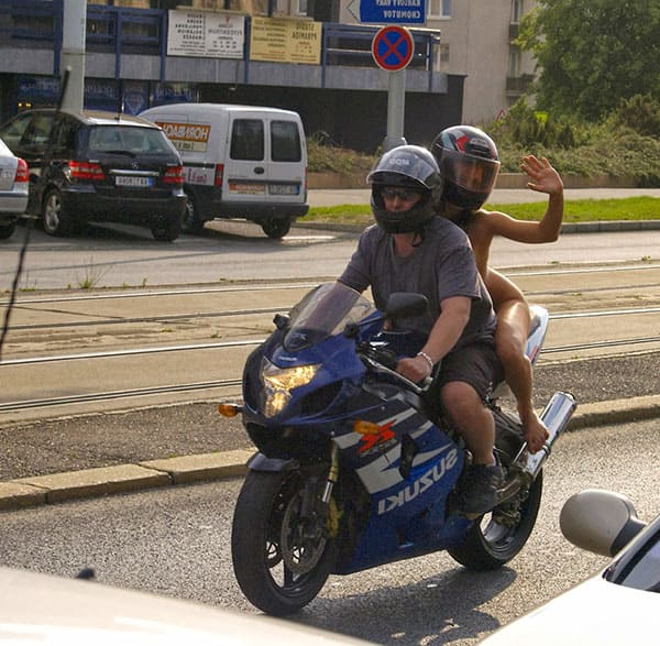 Голая девушка на спортивном мотоцикле прокатилась по центру города 13 из 43 фото