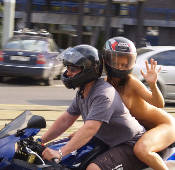 Голая девушка на спортивном мотоцикле прокатилась по центру города 14 из 43 фото