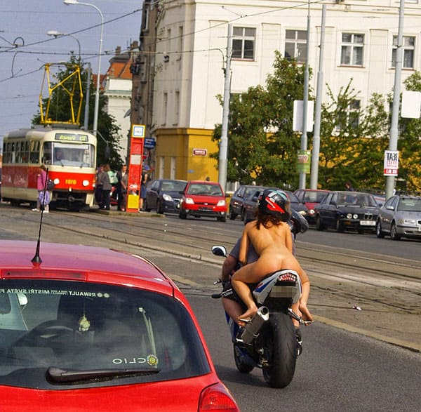 Голая девушка на спортивном мотоцикле прокатилась по центру города 16 из 43 фото