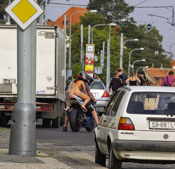 Голая девушка на спортивном мотоцикле прокатилась по центру города 18 из 43 фото
