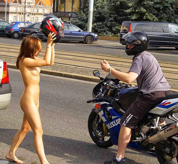 Голая девушка на спортивном мотоцикле прокатилась по центру города 2 из 43 фото