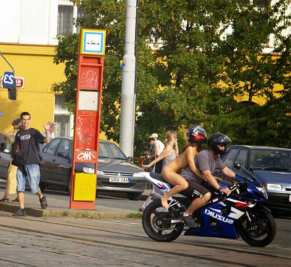 Голая девушка на спортивном мотоцикле прокатилась по центру города 21 из 43 фото