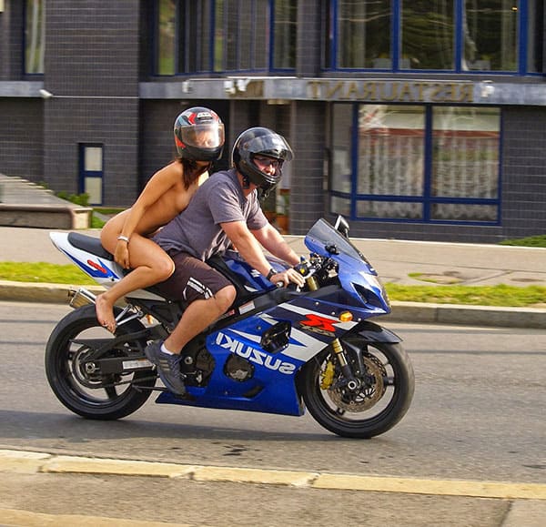 Голая девушка на спортивном мотоцикле прокатилась по центру города 22 из 43 фото