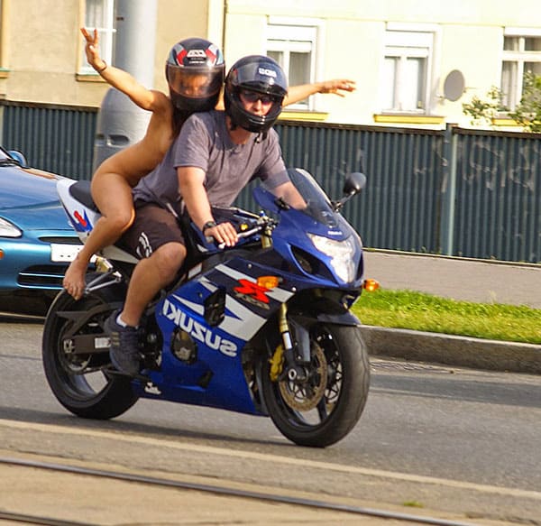 Голая девушка на спортивном мотоцикле прокатилась по центру города 23 из 43 фото