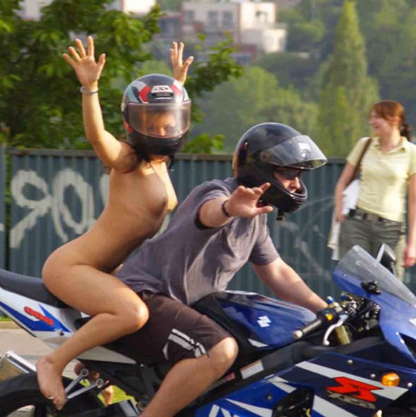 Голая девушка на спортивном мотоцикле прокатилась по центру города 24 из 43 фото