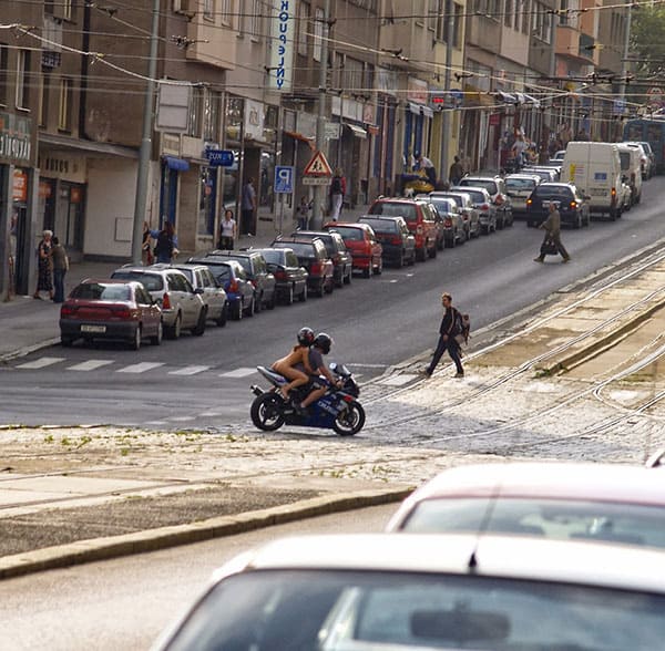 Голая девушка на спортивном мотоцикле прокатилась по центру города 26 из 43 фото