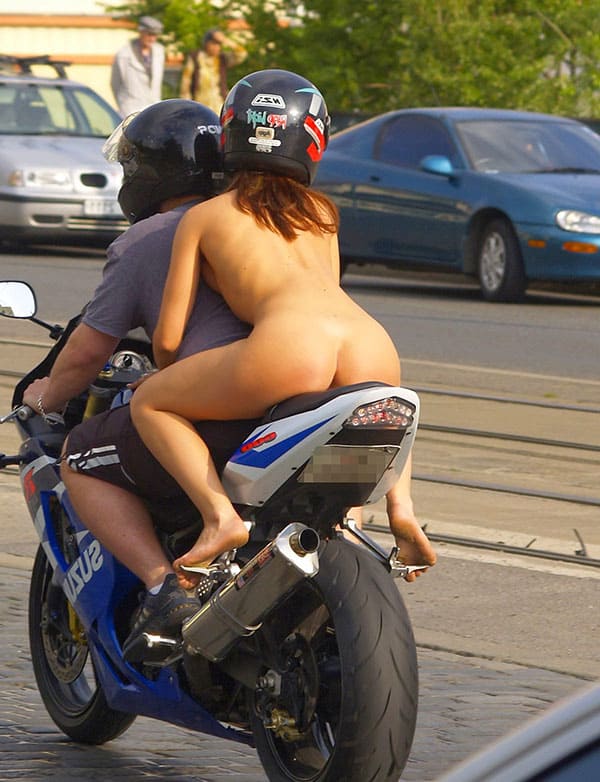 Голая девушка на спортивном мотоцикле прокатилась по центру города 29 из 43 фото