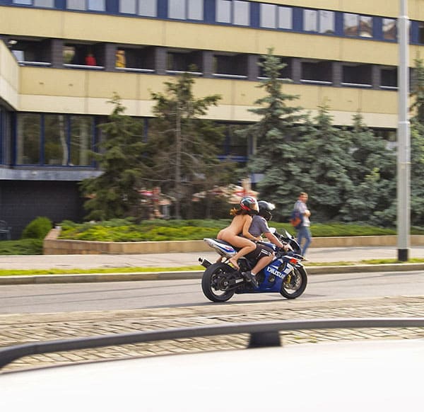 Голая девушка на спортивном мотоцикле прокатилась по центру города 31 из 43 фото