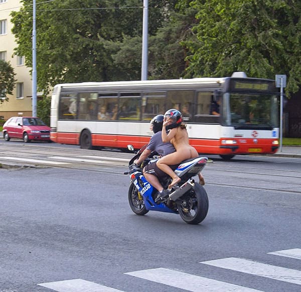 Голая девушка на спортивном мотоцикле прокатилась по центру города 33 из 43 фото