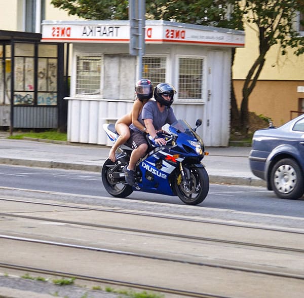 Голая девушка на спортивном мотоцикле прокатилась по центру города 34 из 43 фото