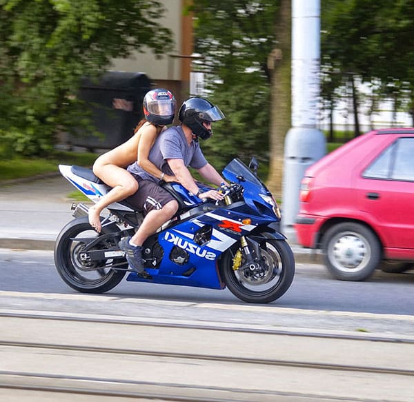 Голая девушка на спортивном мотоцикле прокатилась по центру города 35 из 43 фото