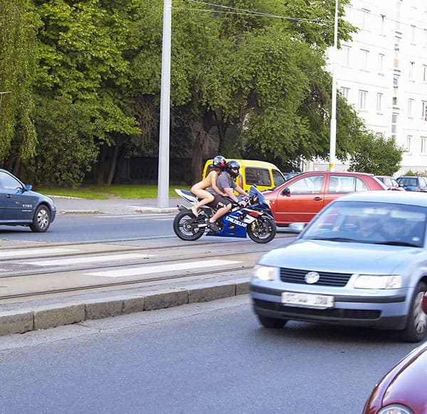 Голая девушка на спортивном мотоцикле прокатилась по центру города 36 из 43 фото