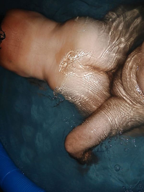 Парочка трахается на даче в надувном бассейне 9 из 13 фото