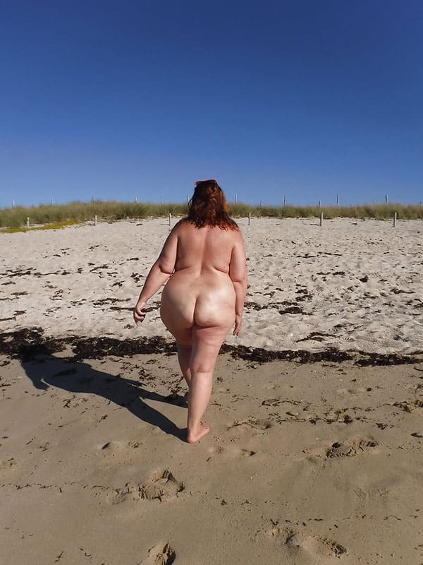 Толстая мамочка купается на нудистском пляже 10 из 22 фото
