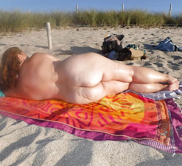 Толстая мамочка купается на нудистском пляже 15 из 22 фото