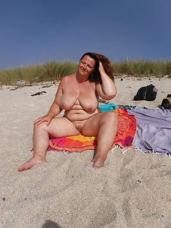 Толстая мамочка купается на нудистском пляже 17 из 22 фото