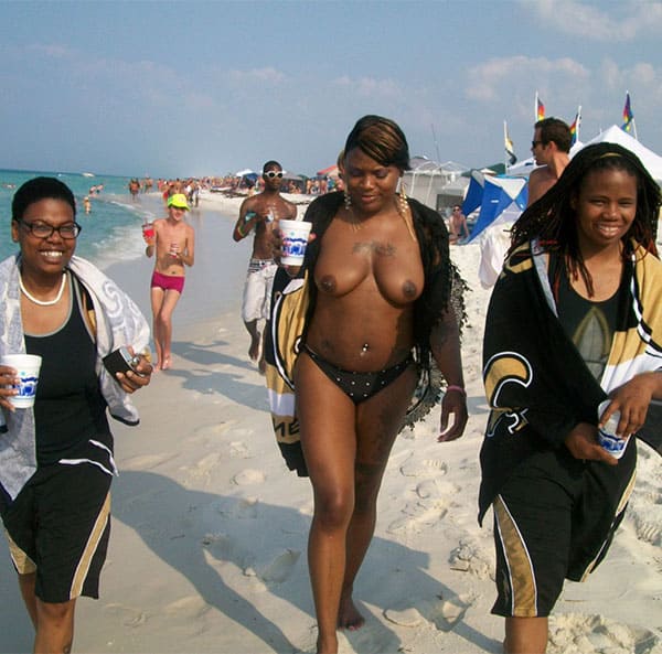 Подборка негритянок на пляже 19 из 40 фото