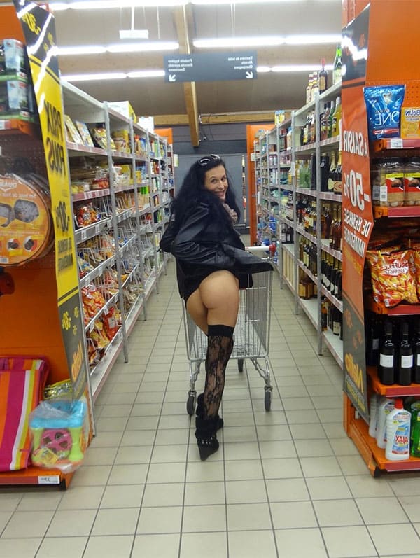 Женщина мастурбирует в супермаркете свежей морковкой 1 из 12 фото