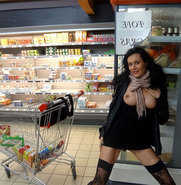 Женщина мастурбирует в супермаркете свежей морковкой 7 фото