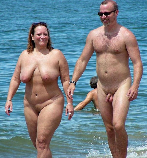 Голые женщины на нудистском пляже 28 из 50 фото