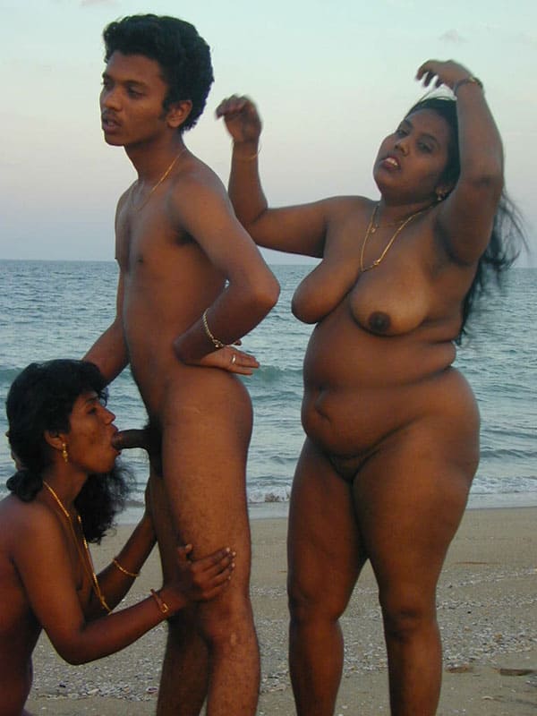 Молодые индусы трахаются на пляже втроем 4 из 14 фото