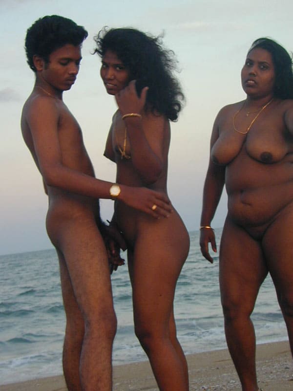 Молодые индусы трахаются на пляже втроем 5 из 14 фото