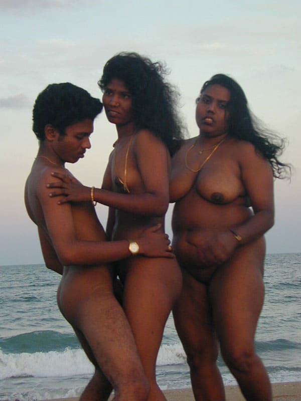 Молодые индусы трахаются на пляже втроем 6 из 14 фото