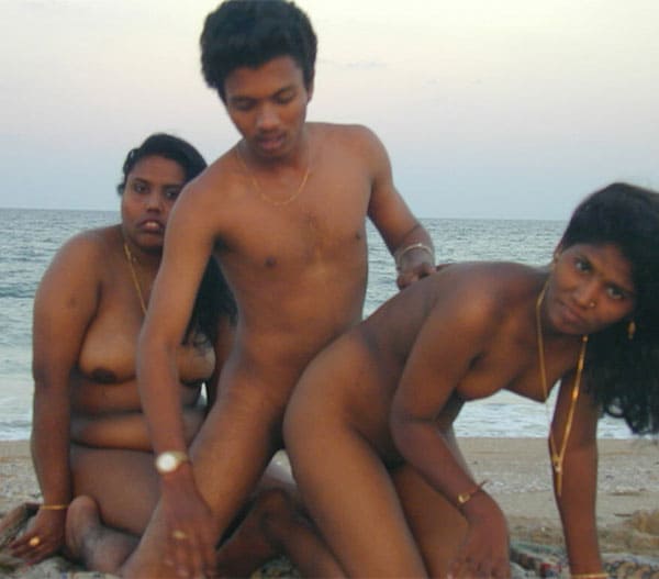 Молодые индусы трахаются на пляже втроем 8 из 14 фото