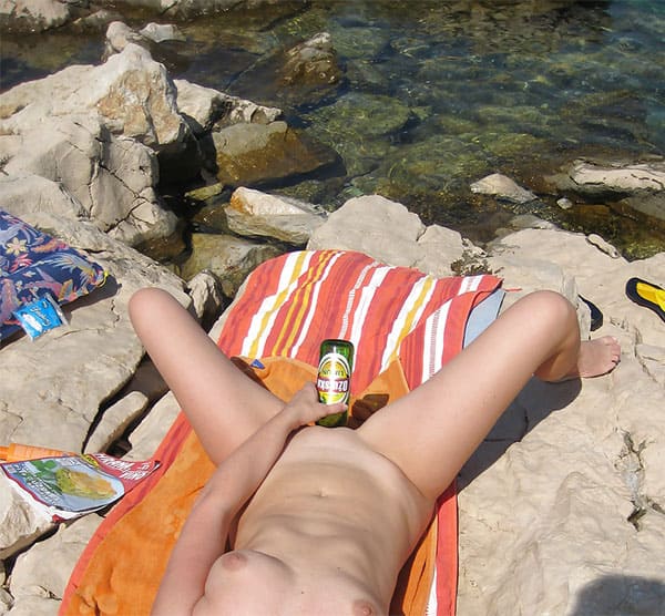 Нудистка мастурбирует на пляже стеклянной бутылкой из-под пива 10 из 13 фото