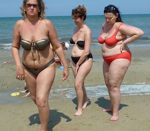 Зрелые женщины в купальниках на пляже 13 из 50 фото