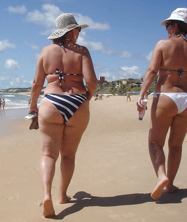Зрелые женщины в купальниках на пляже 2 из 50 фото