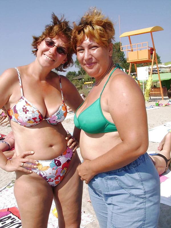 Зрелые женщины в купальниках на пляже 30 из 50 фото