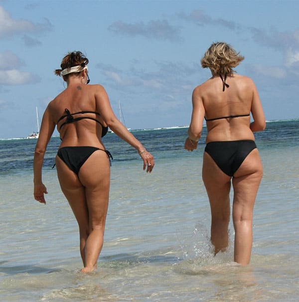Зрелые женщины в купальниках на пляже 34 из 50 фото