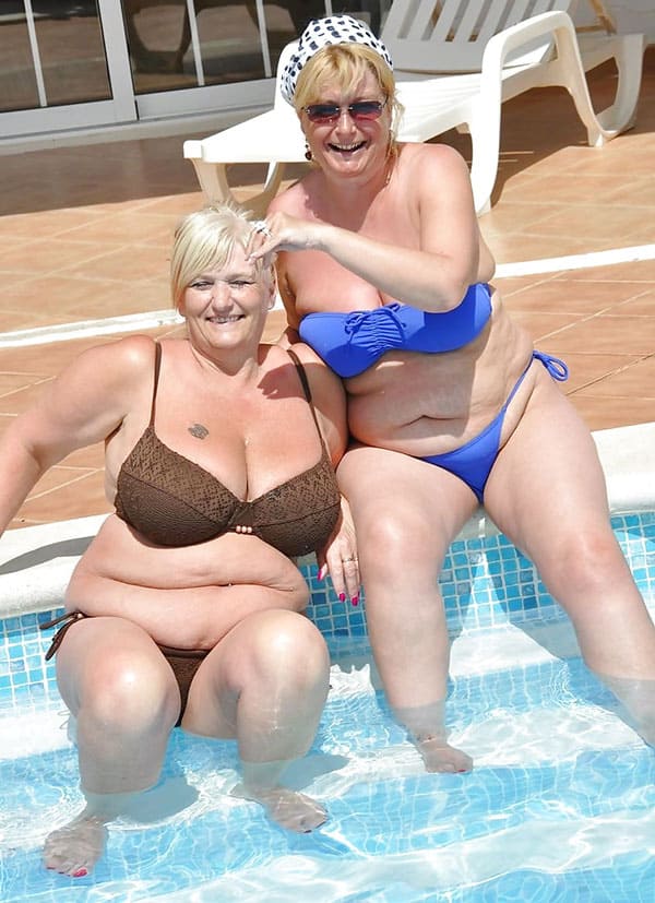Зрелые женщины в купальниках на пляже 4 из 50 фото