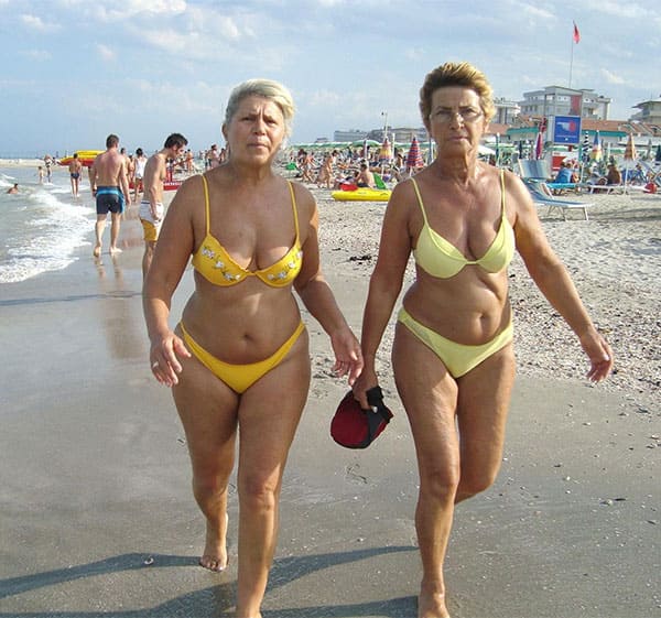 Зрелые женщины в купальниках на пляже 43 из 50 фото