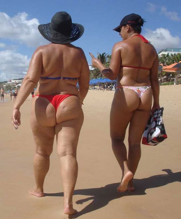 Зрелые женщины в купальниках на пляже 46 из 50 фото