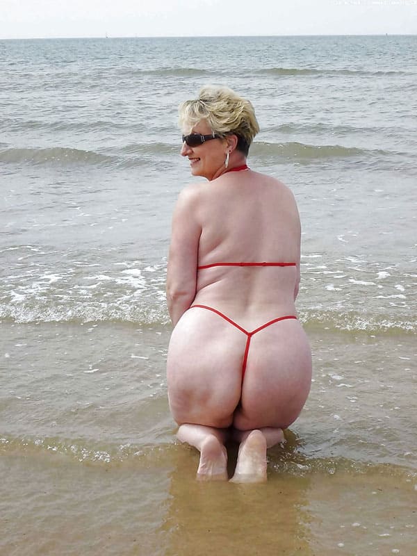 Зрелые женщины в купальниках на пляже 48 из 50 фото
