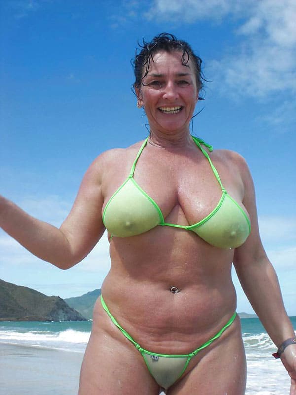 Зрелые женщины в купальниках на пляже 49 из 50 фото